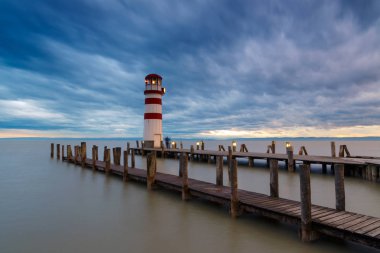 Gölü Neusiedl deniz feneri (Podersdorf am See) gün batımında,: Burgenland, Austria