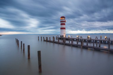 Gölü Neusiedl deniz feneri (Podersdorf am See) gün batımında,: Burgenland, Austria