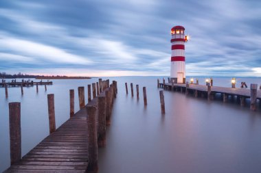 Gölü Neusiedl deniz feneri (Podersdorf am See) gün batımında,: Burgenland, Austria