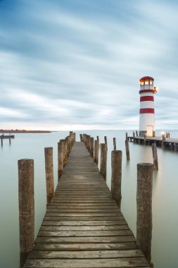 Gölü Neusiedl deniz feneri (Podersdorf am See) gün batımında,: Burgenland, Austria