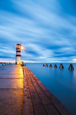 Gölü Neusiedl deniz feneri (Podersdorf am See) gün batımında,: Burgenland, Austria