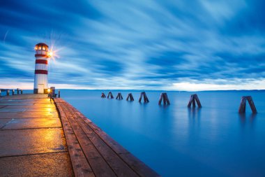 Gölü Neusiedl deniz feneri (Podersdorf am See) gün batımında,: Burgenland, Austria