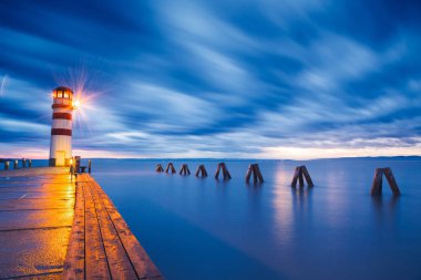 Gölü Neusiedl deniz feneri (Podersdorf am See) gün batımında,: Burgenland, Austria