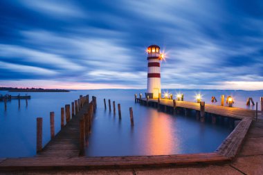 Gölü Neusiedl deniz feneri (Podersdorf am See) gün batımında,: Burgenland, Austria