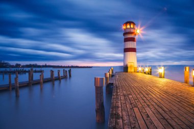 Gölü Neusiedl deniz feneri (Podersdorf am See) gün batımında,: Burgenland, Austria