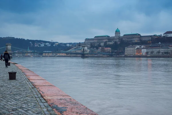 布达佩斯城堡和著名的链桥在布达佩斯在匈牙利日落 — 图库照片