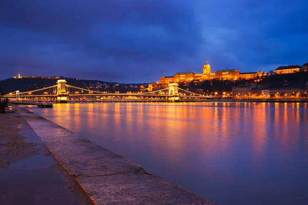 Βουδαπέστη Κάστρο Και Διάσημη Γέφυρα Των Αλυσίδων Στη Βουδαπέστη Κατά — Φωτογραφία Αρχείου