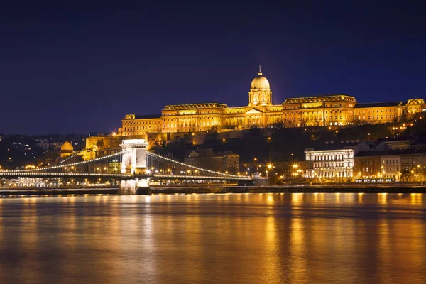 Budapesten Várban Híres Lánchíd Budapest Napnyugtakor Magyarország — Stock Fotó