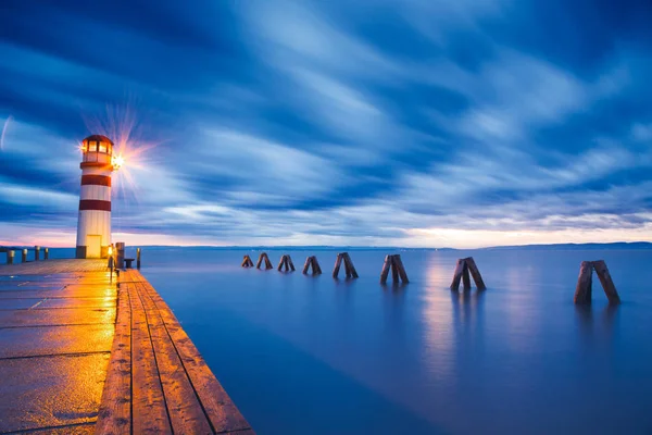 ノイジードル湖の灯台 Podersdorf 夕暮れ オーストリア ブルゲンラント州 — ストック写真