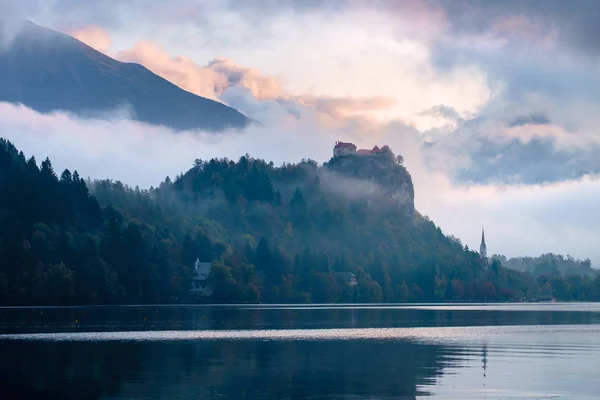 スロベニアの湖の上の中世の祝福された城. — ストック写真