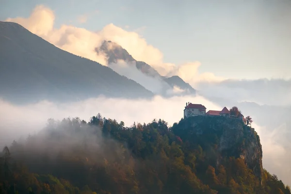 Średniowieczny zamek Bled nad jeziorem Bled w Słowenii. — Zdjęcie stockowe