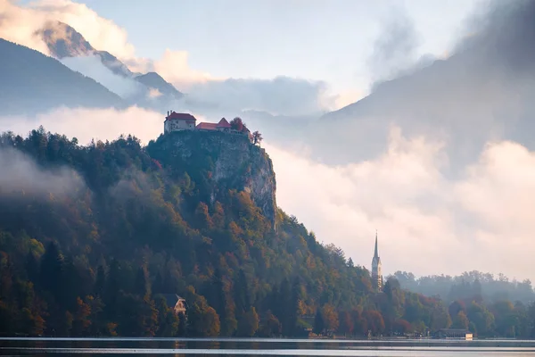 Castelo de Bled medieval acima do Lago Bled na Eslovénia . — Fotografia de Stock