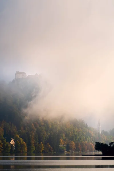 Medeltida Bled slott ovanför sjön Bled i Slovenien. — Stockfoto