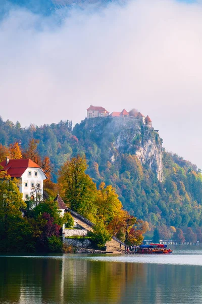 Ausgeblutete Burg über dem See in Slowenien. — Stockfoto
