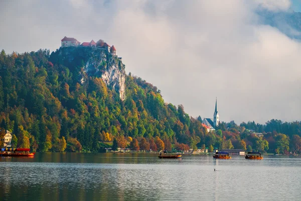 Castillo de Bled sobre el lago Bled en Eslovenia . — Foto de Stock