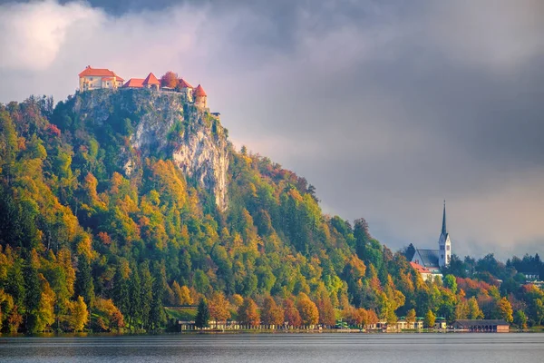 Castillo de Bled sobre el lago Bled en Eslovenia . —  Fotos de Stock