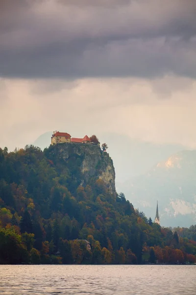 Blödde slottet ovanför sjön bled i Slovenien. — Stockfoto
