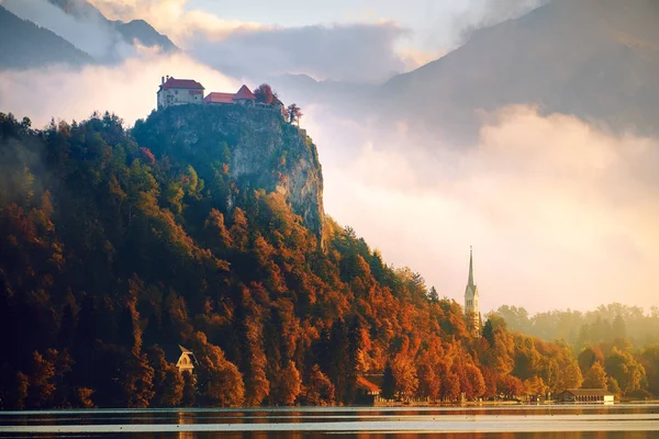 Castelo de Bled medieval acima do Lago Bled na Eslovénia . — Fotografia de Stock