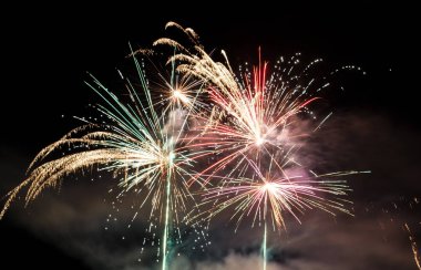 Karanlık gökyüzünde havai fişek ışıkları