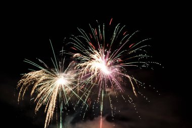 Karanlık gökyüzünde havai fişek ışıkları