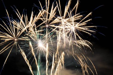 Karanlık gökyüzünde havai fişek ışıkları