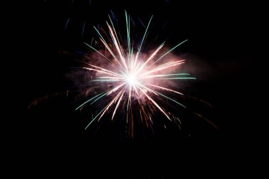 Karanlık gökyüzünde havai fişek ışıkları