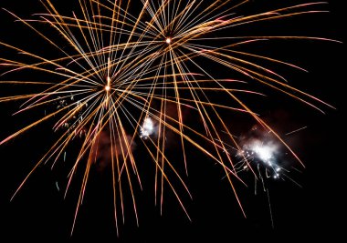 Karanlık gökyüzünde havai fişek ışıkları