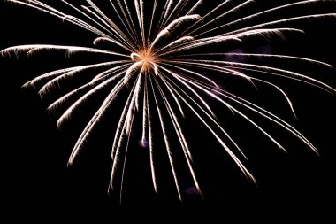 Karanlık gökyüzünde havai fişek ışıkları