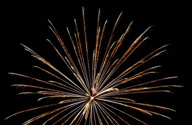 Karanlık gökyüzünde havai fişek ışıkları