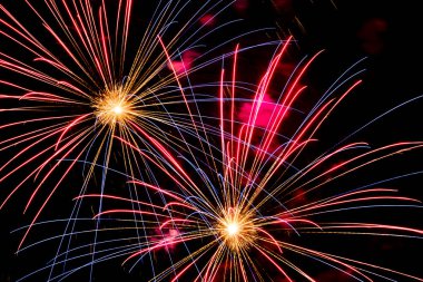 Karanlık gökyüzünde havai fişek ışıkları