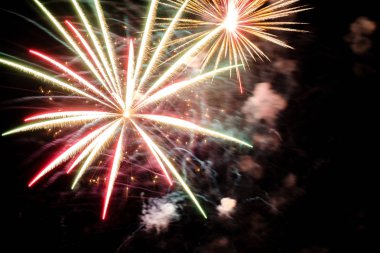 Karanlık gökyüzünde havai fişek ışıkları