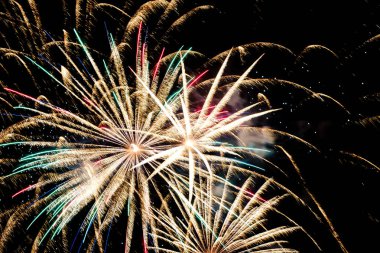 Karanlık gökyüzünde havai fişek ışıkları