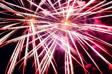 Karanlık gökyüzünde havai fişek ışıkları