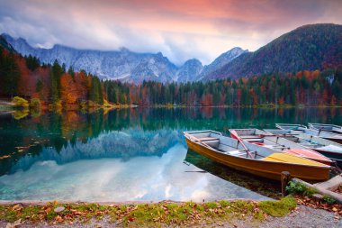 Alp Gölü ve renkli tekneler, Fusine Gölü, İtalya