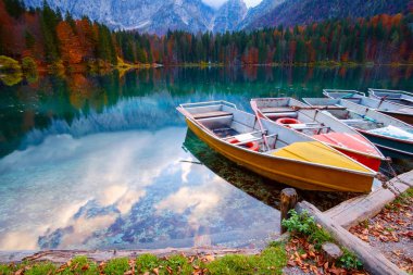 Alp Gölü ve renkli tekneler, Fusine Gölü, İtalya