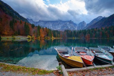Alp Gölü ve renkli tekneler, Fusine Gölü, İtalya
