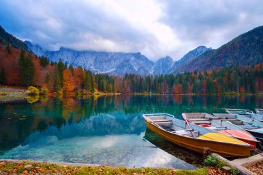 Alp Gölü ve renkli tekneler, Fusine Gölü, İtalya