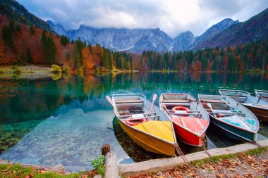 Alp Gölü ve renkli tekneler, Fusine Gölü, İtalya