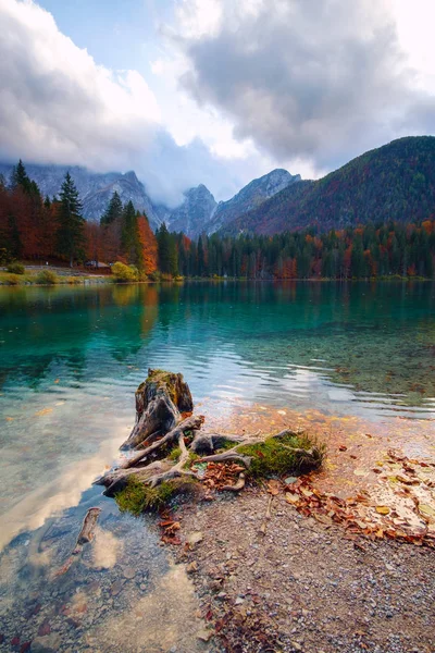 Lago Fusine - Lago di Fusine - no norte da Itália, nos Alpes . — Fotografia de Stock