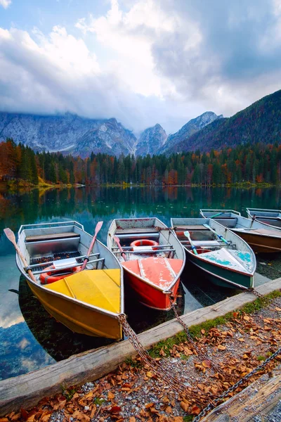 Alpin sjö och färgglada båtar, Lake Fusine, Italien — Stockfoto