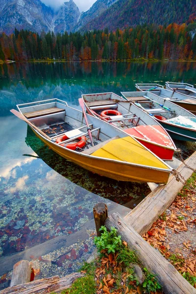 Lago alpino y barcos de colores, Lago Fusine, Italia — Foto de Stock