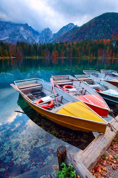 Alpin sjö och färgglada båtar, Lake Fusine, Italien — Stockfoto
