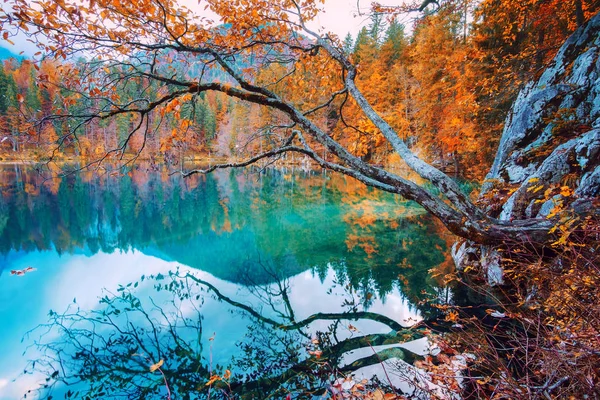 Fusine-tó - Lago di Fusine- Észak-Olaszországban az Alpokban. — Stock Fotó