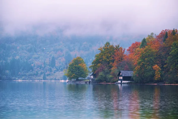 Schöne Herbstkulisse am Bohinjer See — Stockfoto