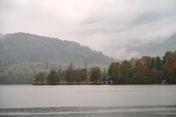 Beautiful autumn scenery at lake Bohinj — Stock Photo, Image