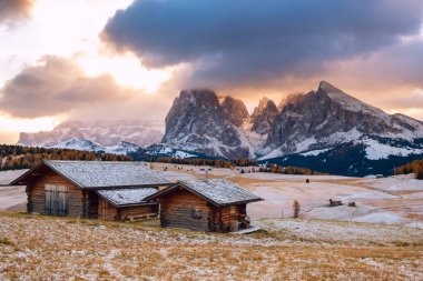 Sassolungo ile Alpe di Siusi veya Seiser Alm Langkofel Dağı