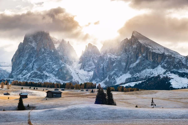 Alpe di Siusi или Seiser Alm с Сассолунго - гора Лангкофель — стоковое фото