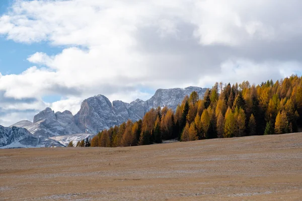 Dolomitler dağında büyüleyici ve muhteşem bir sahne — Stok fotoğraf