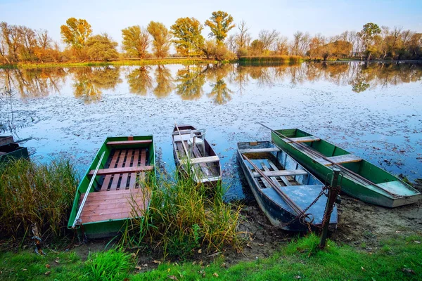 Barco viejo en el estanque de otoño —  Fotos de Stock