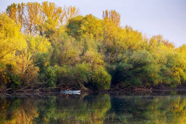 Jesienny spokojny krajobraz jeziora — Zdjęcie stockowe